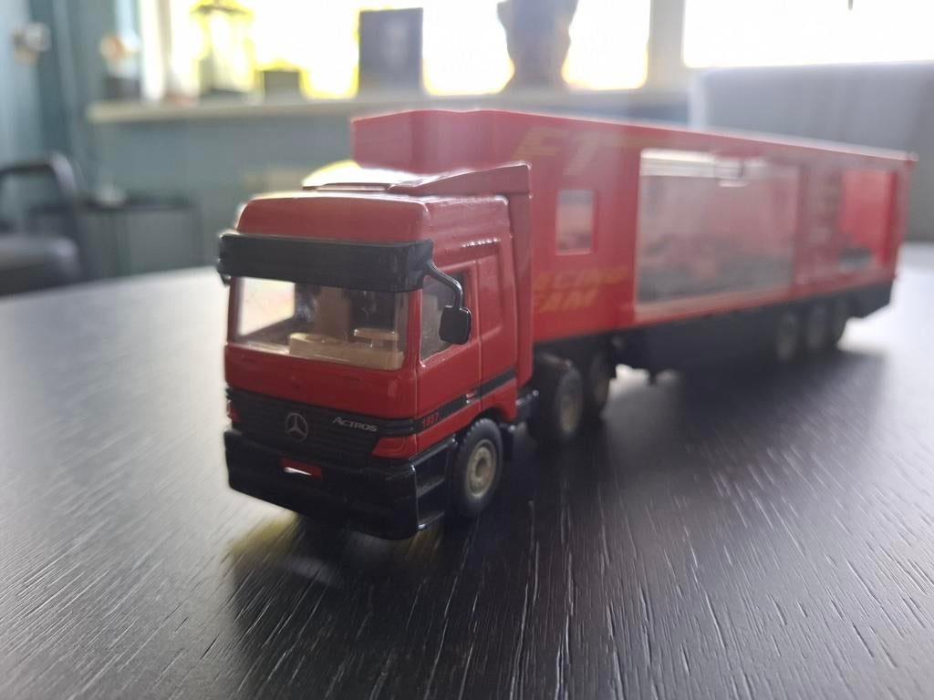 Siku Mercedes-Benz Actros MP1 F1 Team Truck met Formule 1, Ophalen of Verzenden