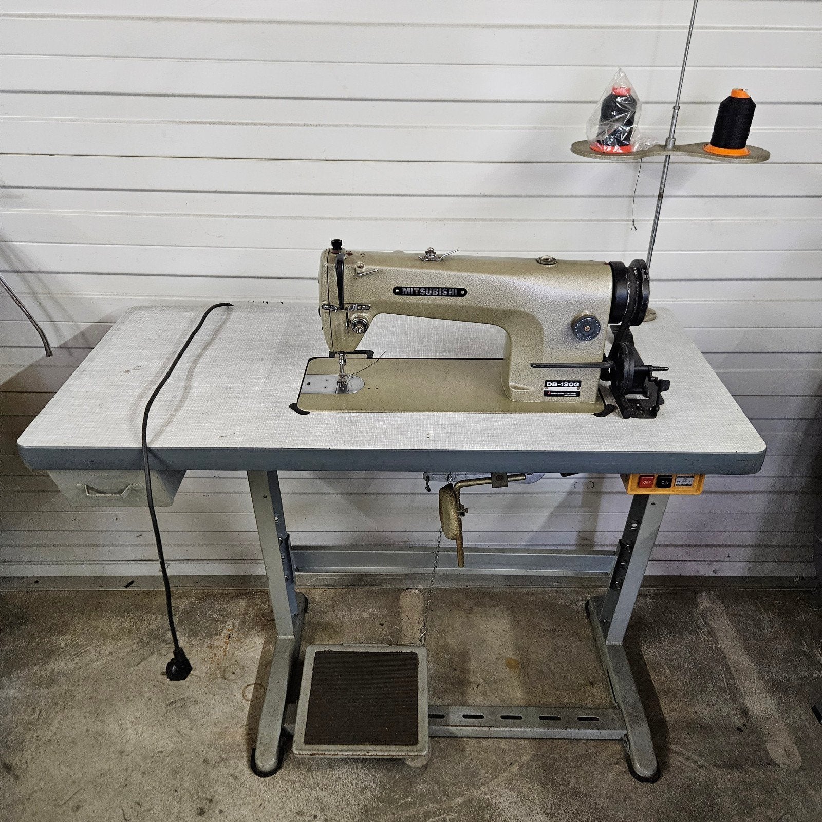 Mitsubishi DB-130G Industriële Naaimachine met Tafel, Hobby en Vrije tijd, Naaimachines en Toebehoren, Gebruikt, Naaimachine, Industrieel