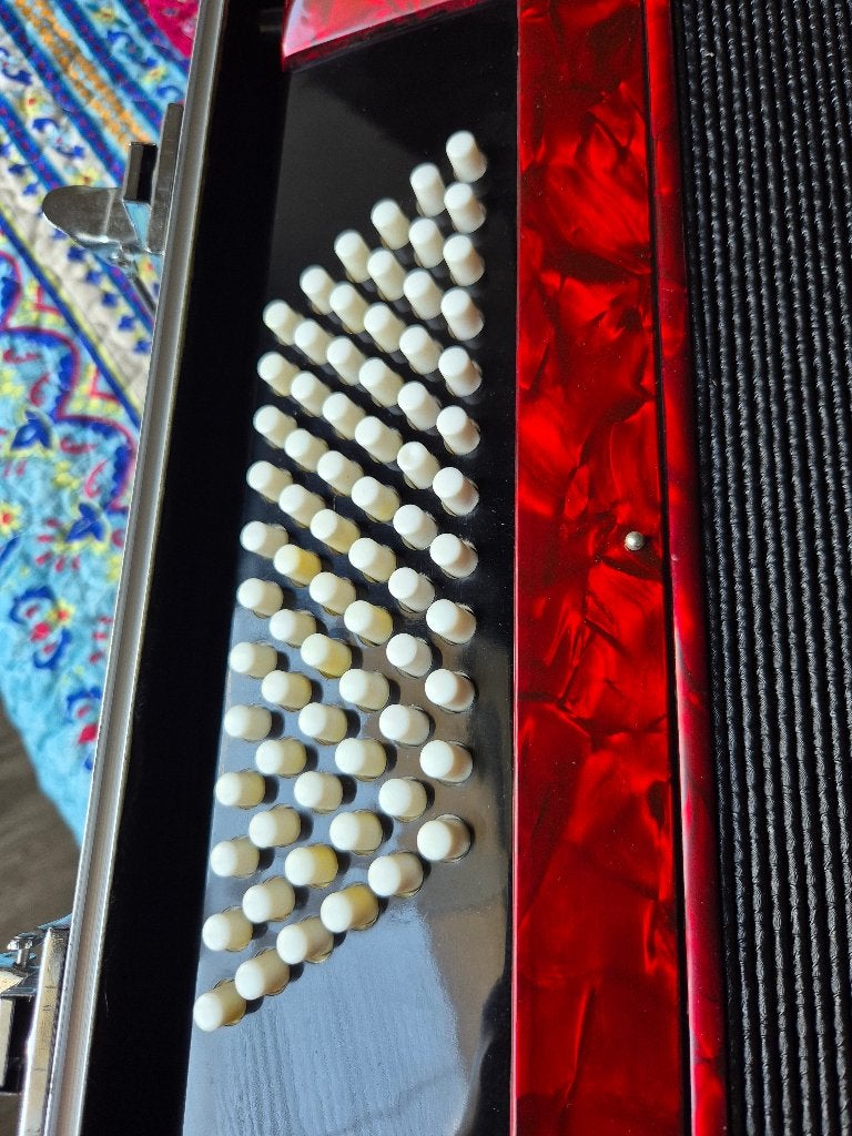 Mooie rode pianoaccordeon 72 bas - met harde koffer, Muziek en Instrumenten, 72-bas, Met koffer, Zo goed als nieuw, Ophalen