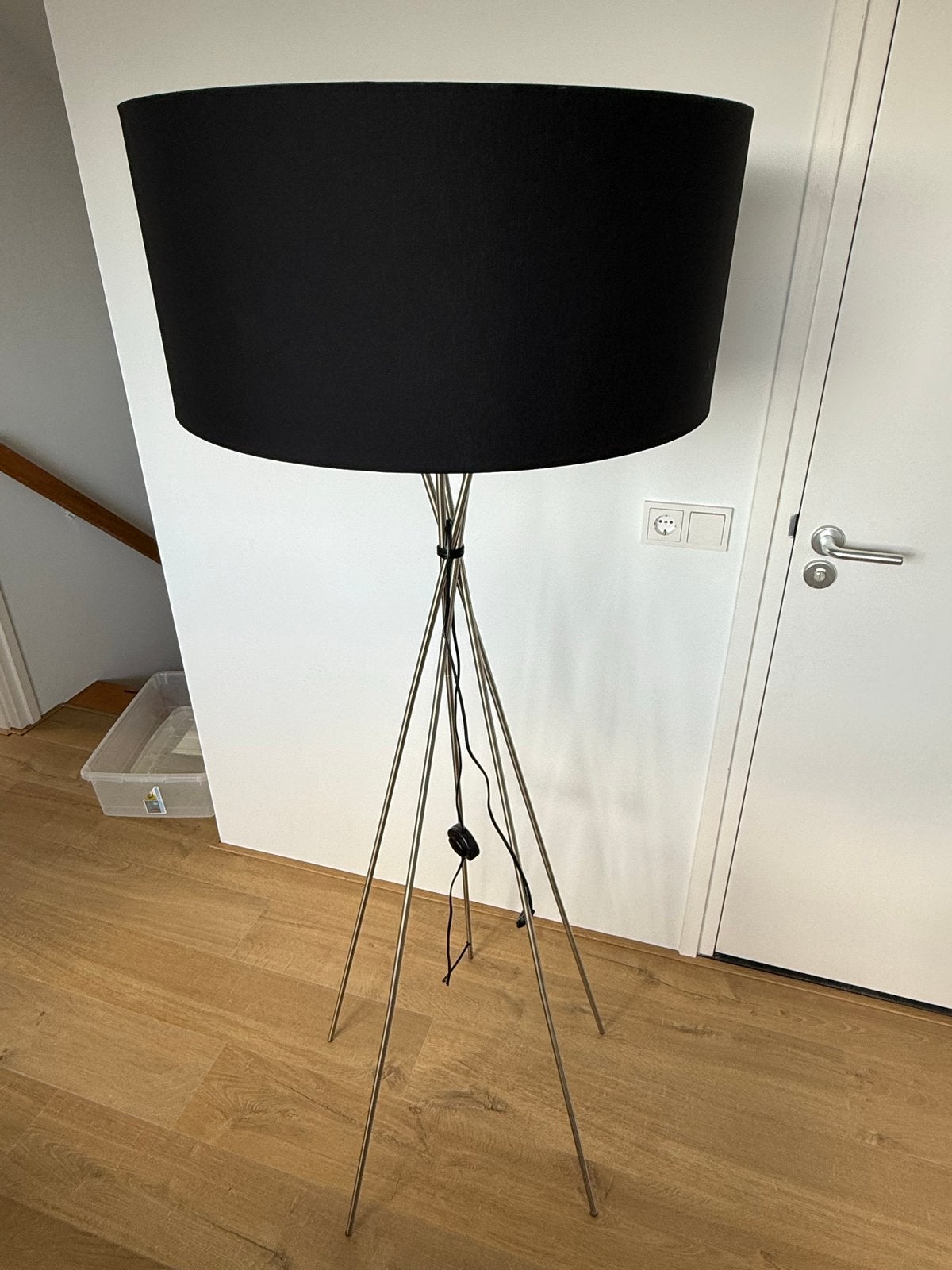 RoMi Grote Staande Lamp met Zwarte Kap, Ophalen, Gebruikt, E27 (groot), Metaal
