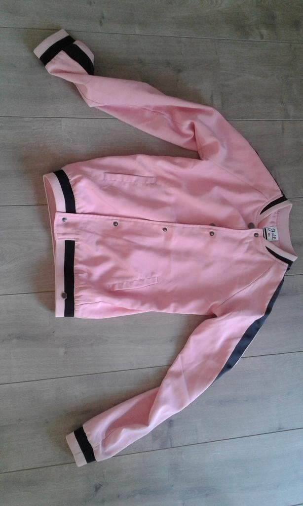 Rose jasje met zwarte bies, Meisje, Ophalen of Verzenden, Zo goed als nieuw, Shoeby