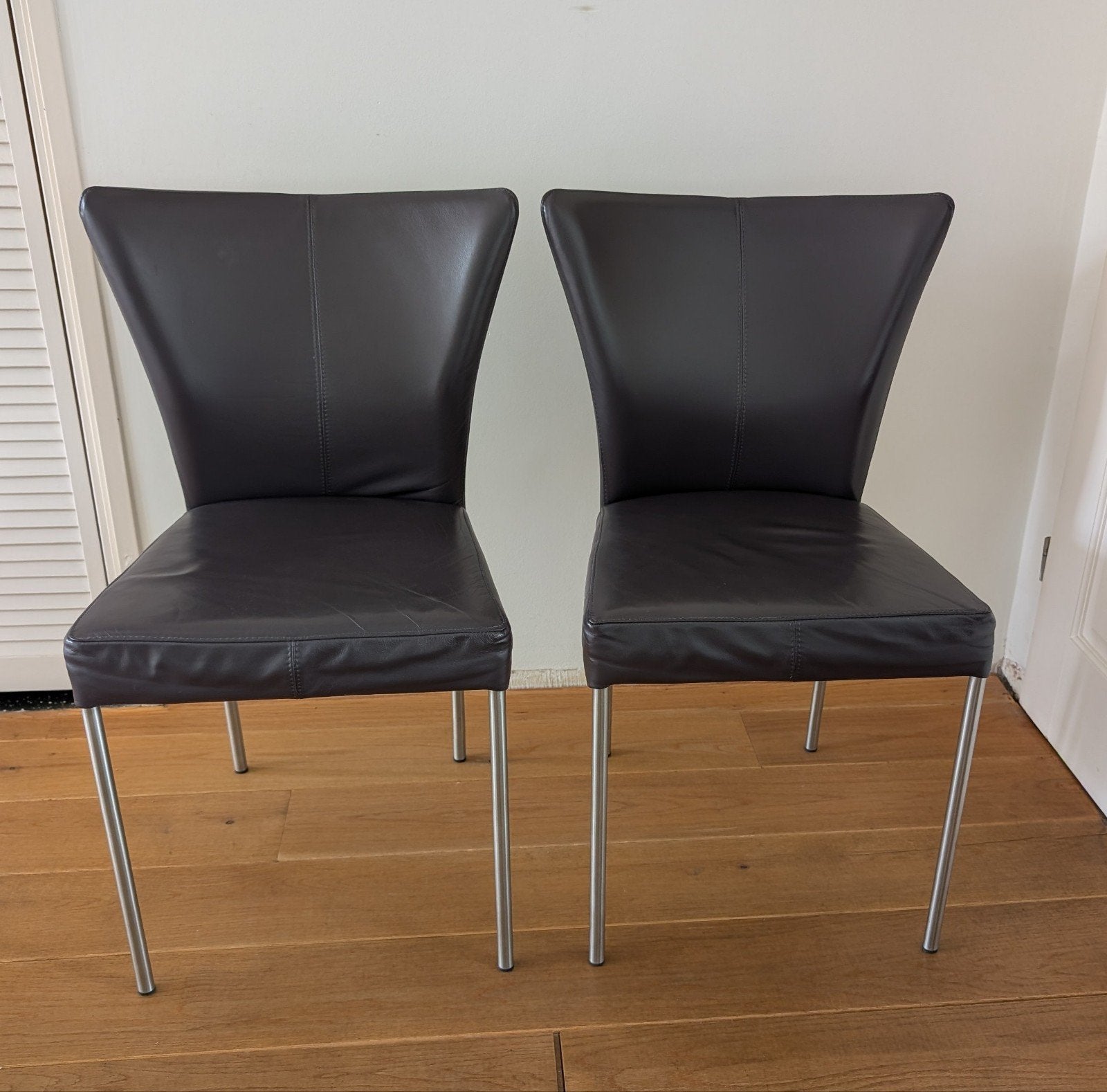 Twee aubergine leren eetkamerstoelen met metalen poten, Ophalen, Gebruikt, Twee, Overige kleuren