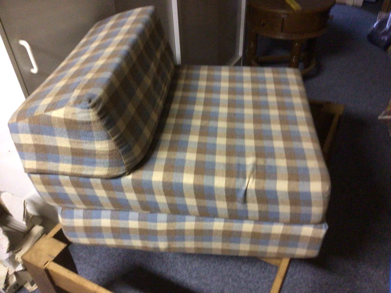 Comfortabele geruite fauteuil/slaapbank, Ophalen, Gebruikt, Eenpersoons, 75 tot 100 cm