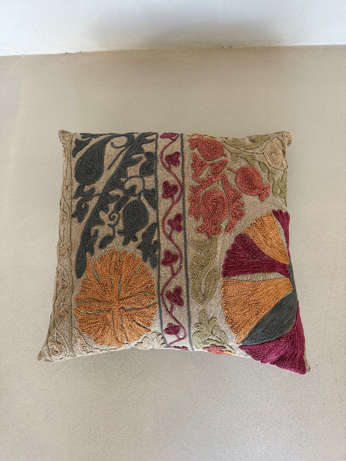 Uniek Vintage Suzani Kussen 50x50 cm - Inclusief Vulling, Gebruikt, Meerkleurig, Vierkant, Ophalen of Verzenden