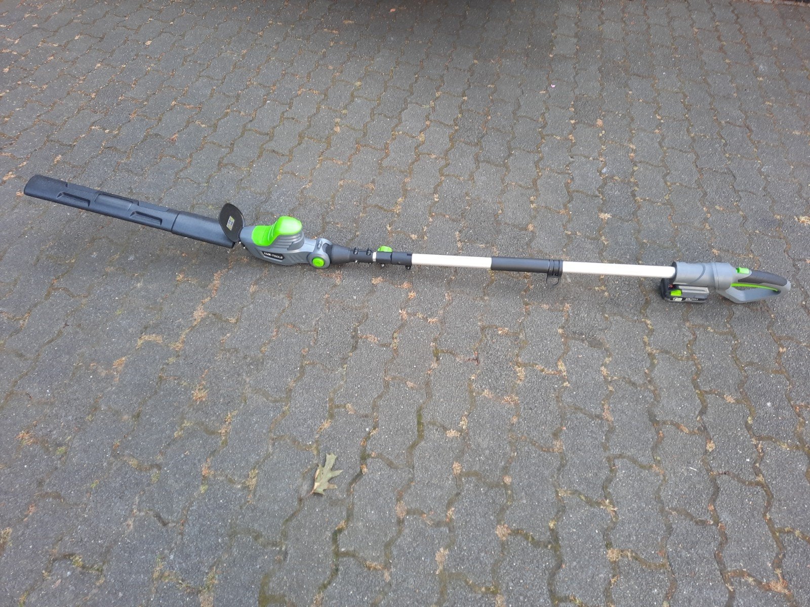 Lux toolls Telescoop heggeschaar op accu 2 x en lade apparaa, Ophalen, Zo goed als nieuw, Accu