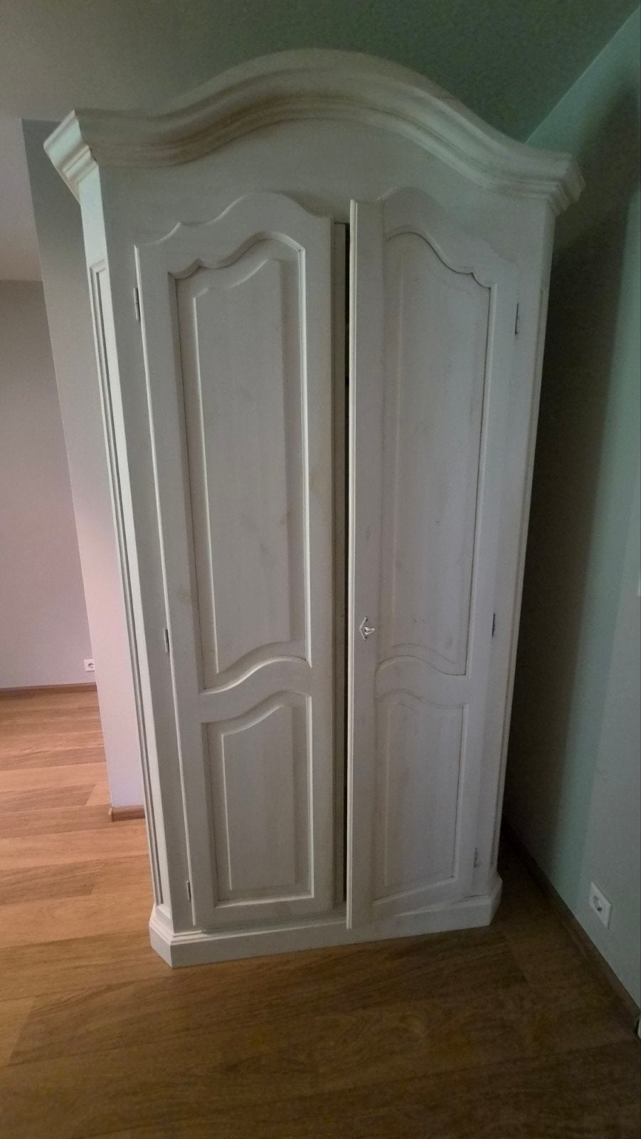 Witte kledingkast met hangruimte en legplank, Ophalen, Met deur(en), Gebruikt, 100 tot 150 cm