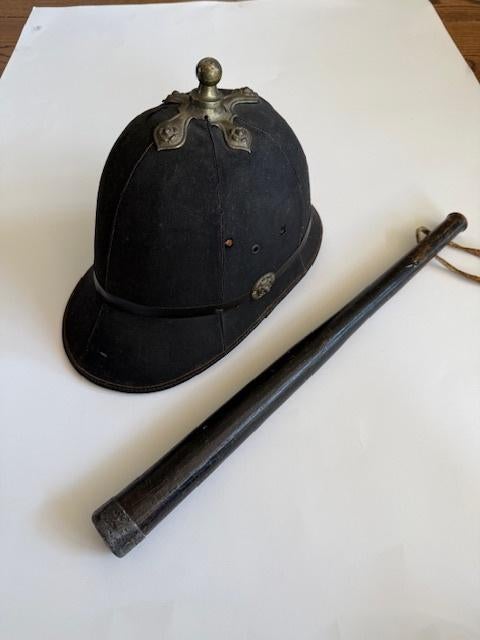 Antieke Britse Politiehelm met wapenstok  - 19e eeuw, Verzamelen, Ophalen of Verzenden, Landmacht, Engeland, Helm of Baret
