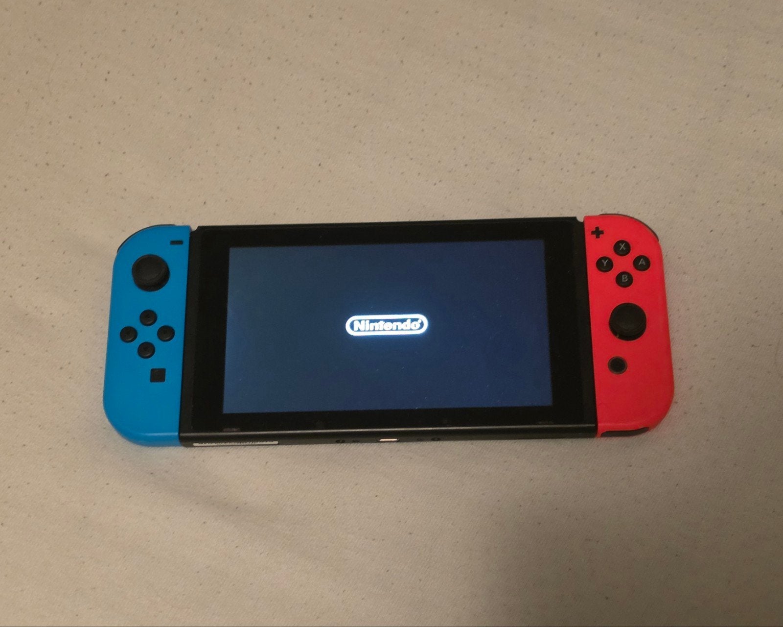 NINTENDO Switch Rood en Blauw (2019 revisie), Ophalen of Verzenden, Zo goed als nieuw, Met 2 controllers, Switch 2019 Upgrade