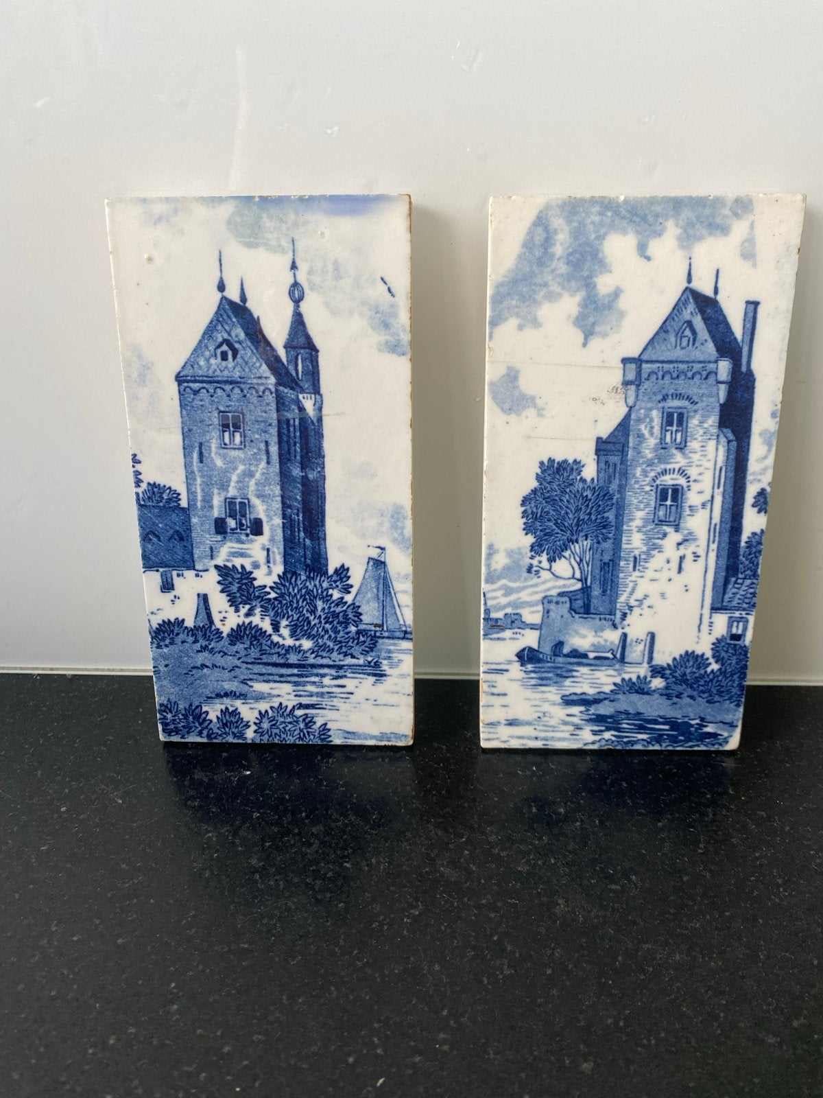 Antieke Delfts Blauwe Tegels met Kasteelmotief (2 stuks), Ophalen of Verzenden