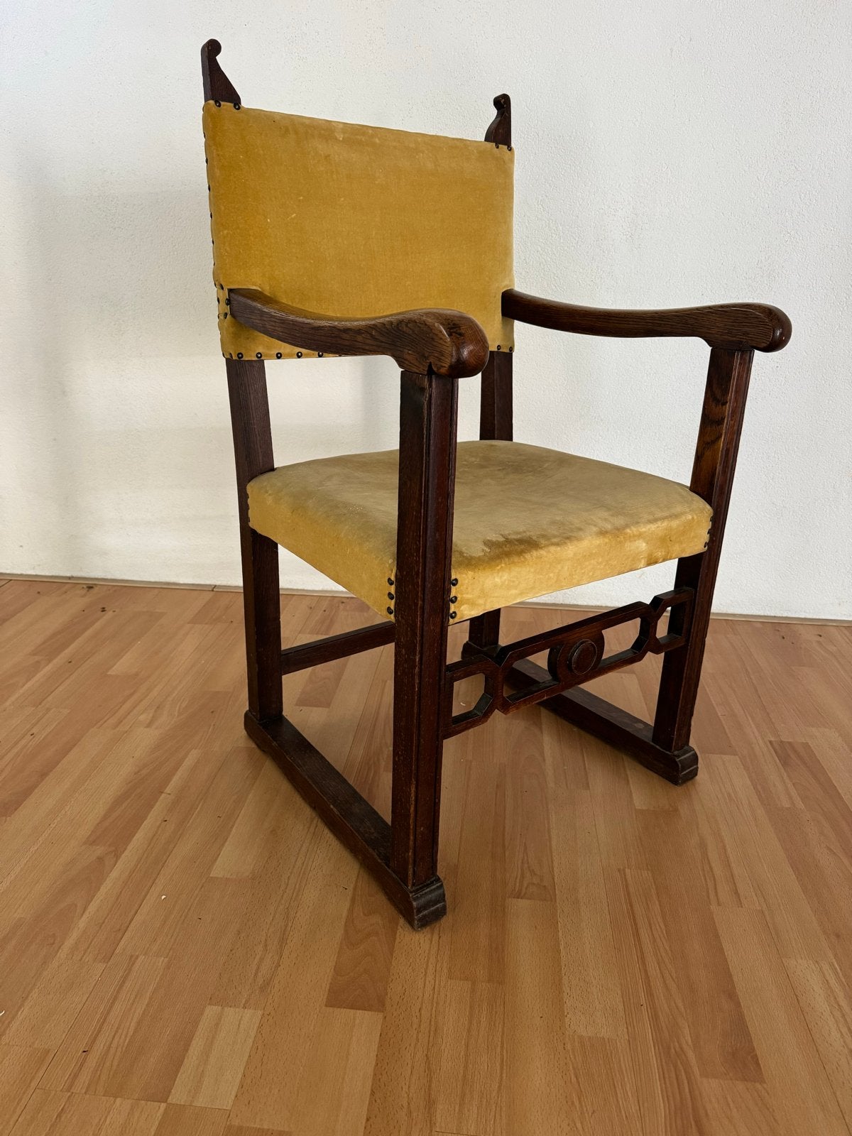 Antieke Eikenhouten Fauteuil met Gele Velours Bekleding, Ophalen