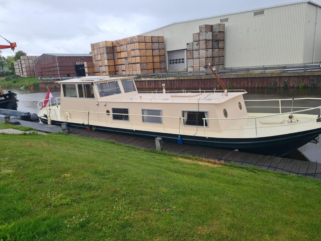 Stalen Houseboot Ruim en Comfortabel woonboot., Gebruikt, Binnenboordmotor, Diesel, Toilet