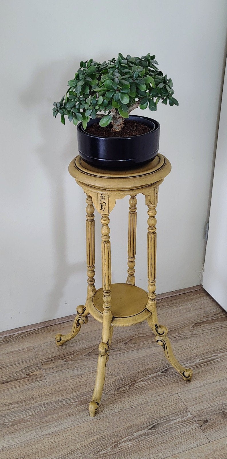 Antiek plantentafeltje gerestyled in warm geel en zwarte wax, Ophalen, 1 of 2 laden, 50 tot 100 cm, Zo goed als nieuw