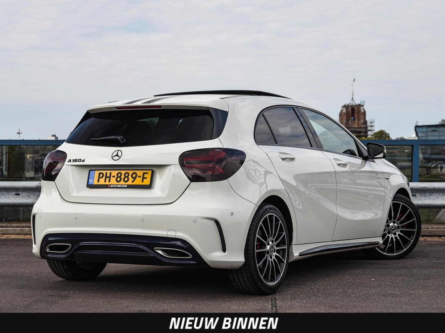 Mercedes-Benz A-klasse 180 d AMG White Art Edition Panoramad, Auto's, Voorwielaandrijving, Gebruikt, 4 cilinders, Wit