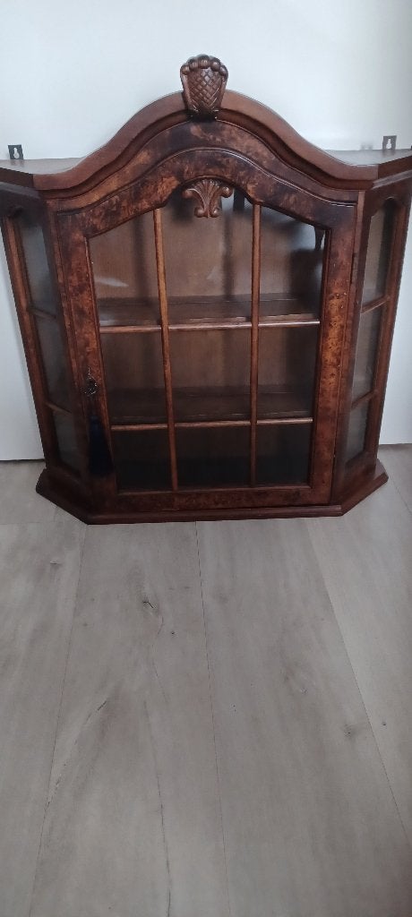 Wortelnoten houten vitrinekastje, Ophalen, Zo goed als nieuw
