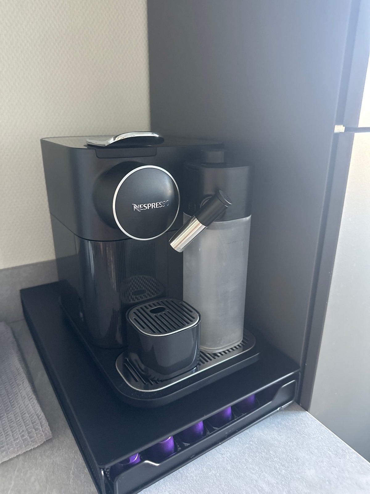 Nespresso DE LONGHI, Ophalen, Zo goed als nieuw, Espresso apparaat, Koffiepads en cups
