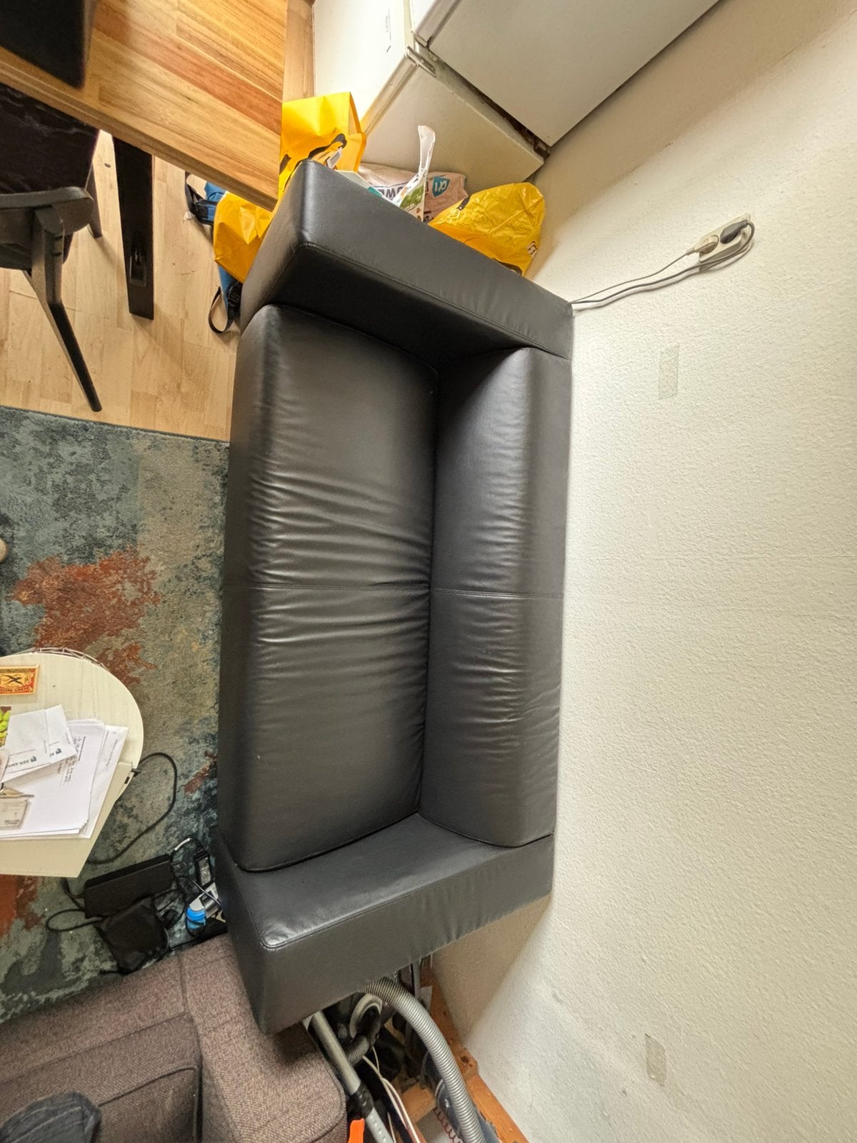 KLIPPAN bank ikea zwart leren, Huis en Inrichting, Ophalen, 75 tot 100 cm, Tweepersoons, 150 tot 200 cm
