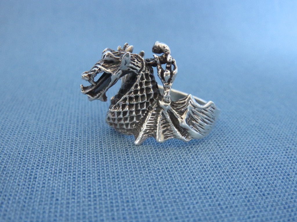 Ring met vliegende draak en slang in zilver - 20e eeuw, Sieraden, Tassen en Uiterlijk, Ringen, Gebruikt, 20 of groter, Ophalen of Verzenden