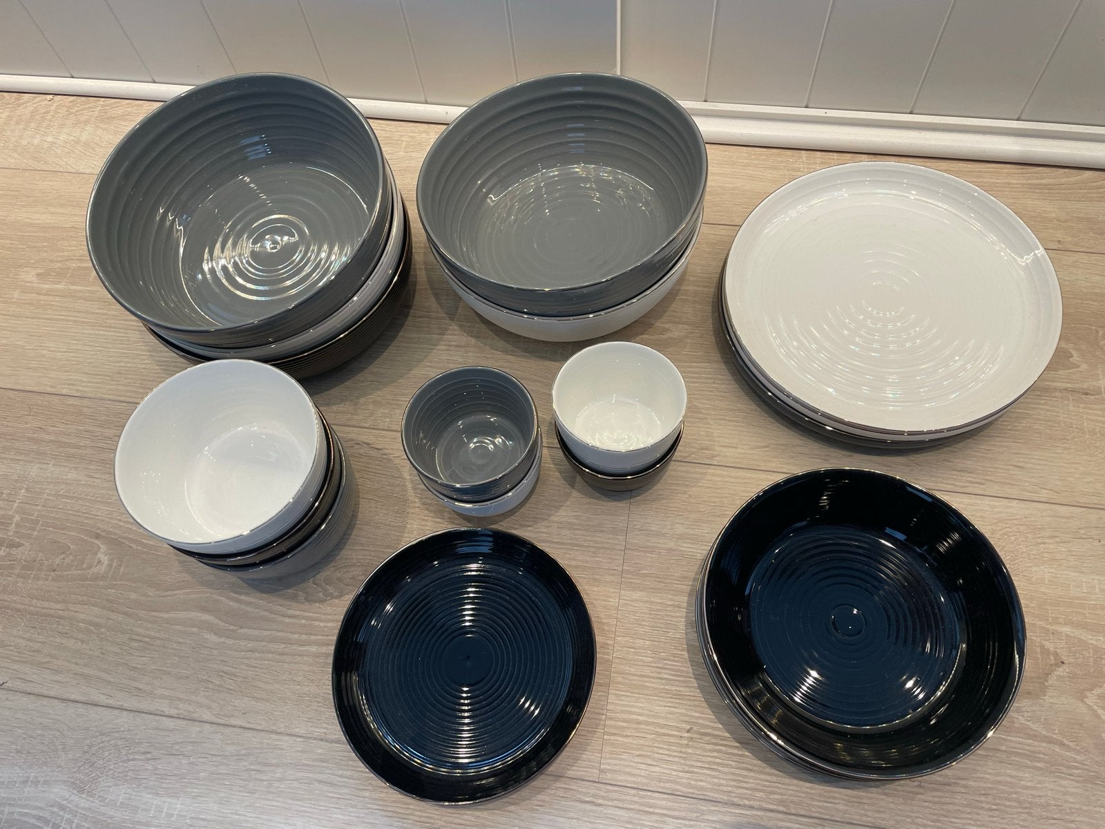 Serviesset met goudkleurige rand - 21-delig, Ophalen, Zo goed als nieuw, Keramiek, Compleet servies