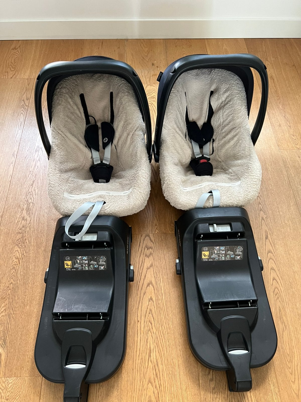 Maxi cosi met base (tweeling), Ophalen, Zo goed als nieuw, Isofix, 0 t/m 13 kg