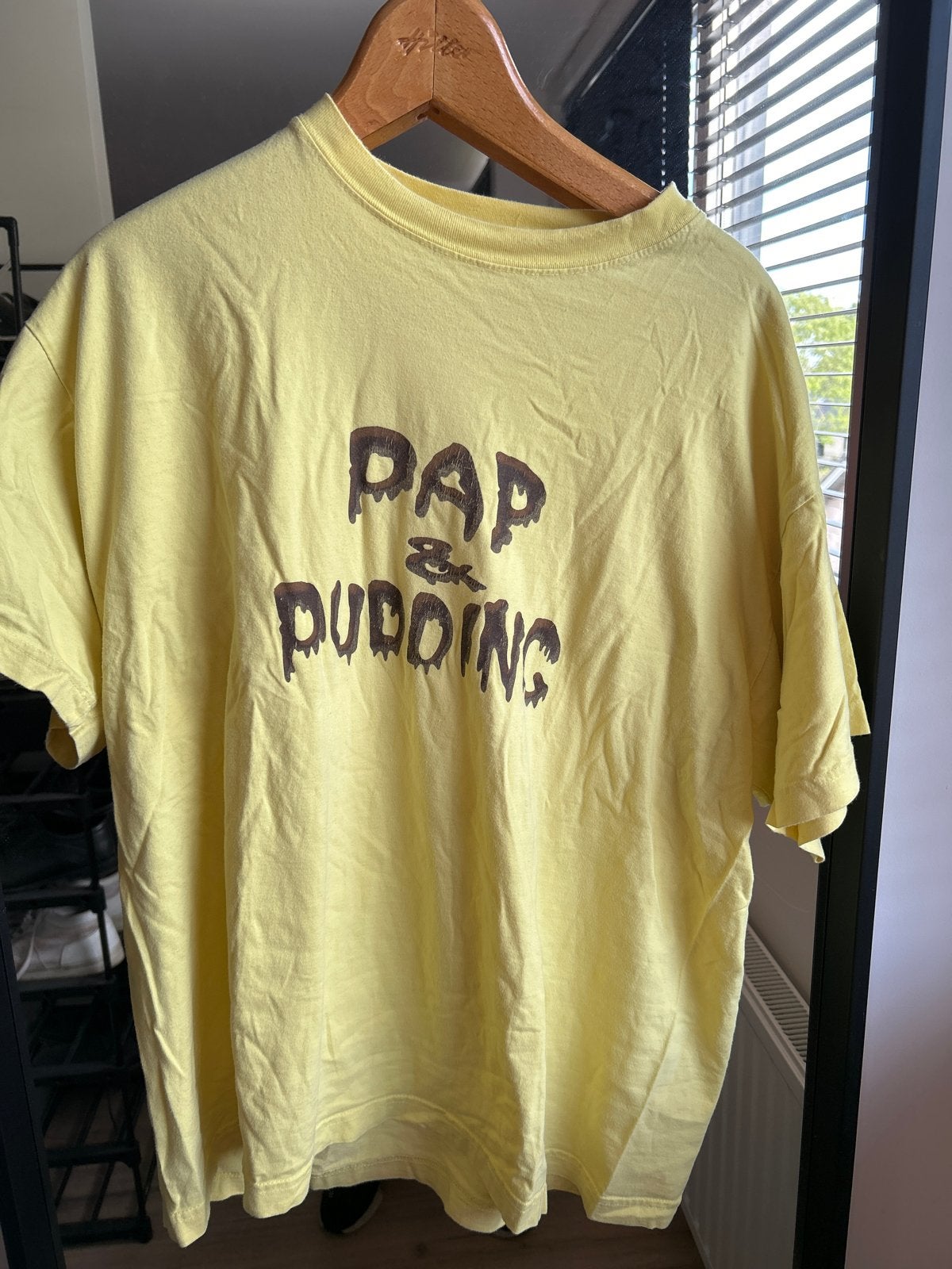 Geel fanshirt met 'Pap & Pudding' opdruk, Ophalen of Verzenden, Gedragen, Maat 38/40 (M), Carnaval