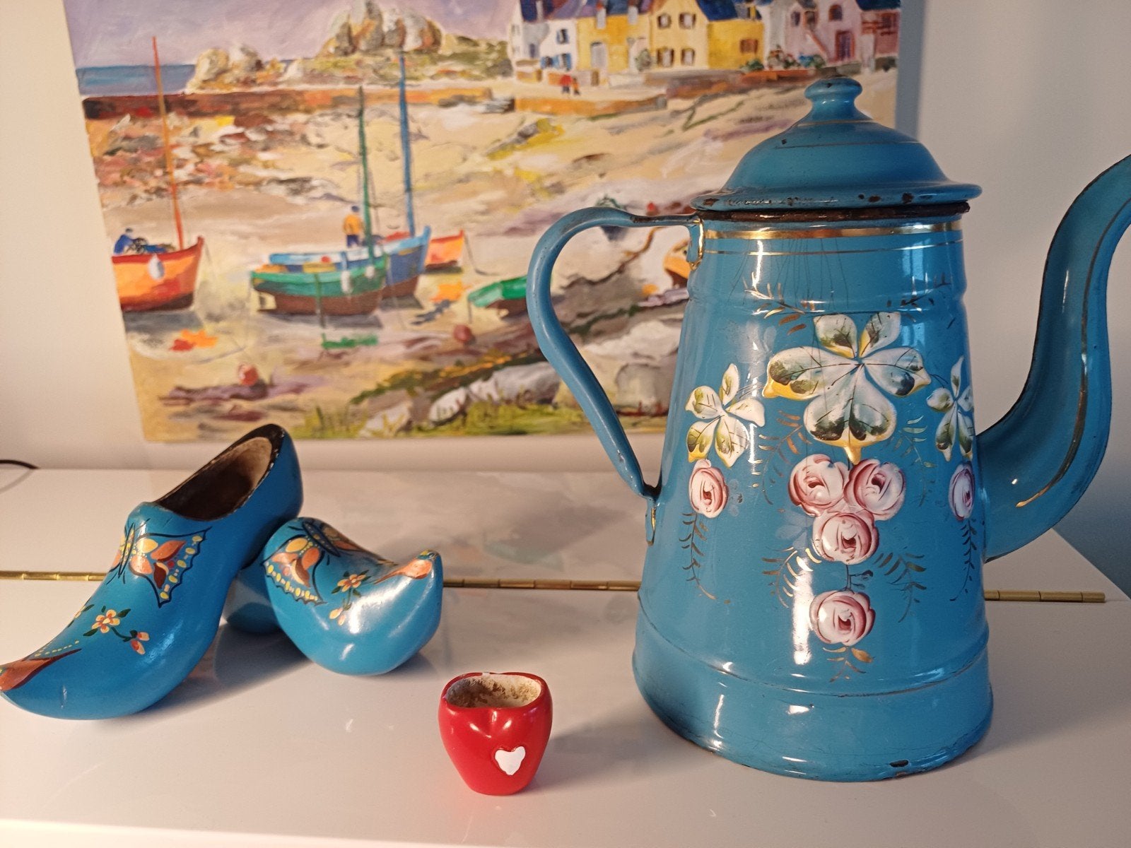 geklonken Franse blauwe koffiepot met dik opgelegde roosjes, Ophalen of Verzenden