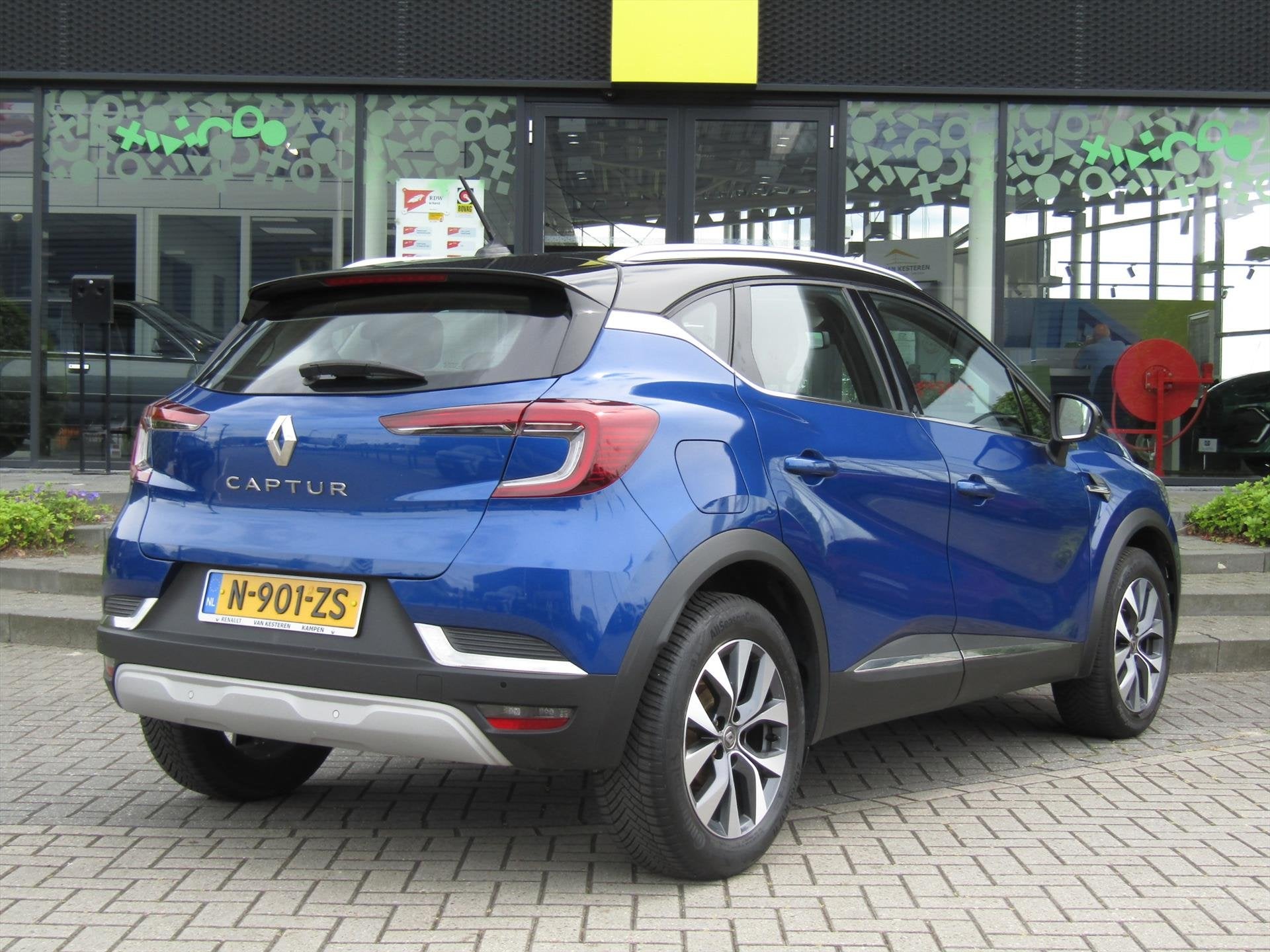 RENAULT Captur TCe 101pk Intens / Navigatie / Dakrails / 4 S, 101 pk, Gebruikt, 1165 kg, Blauw