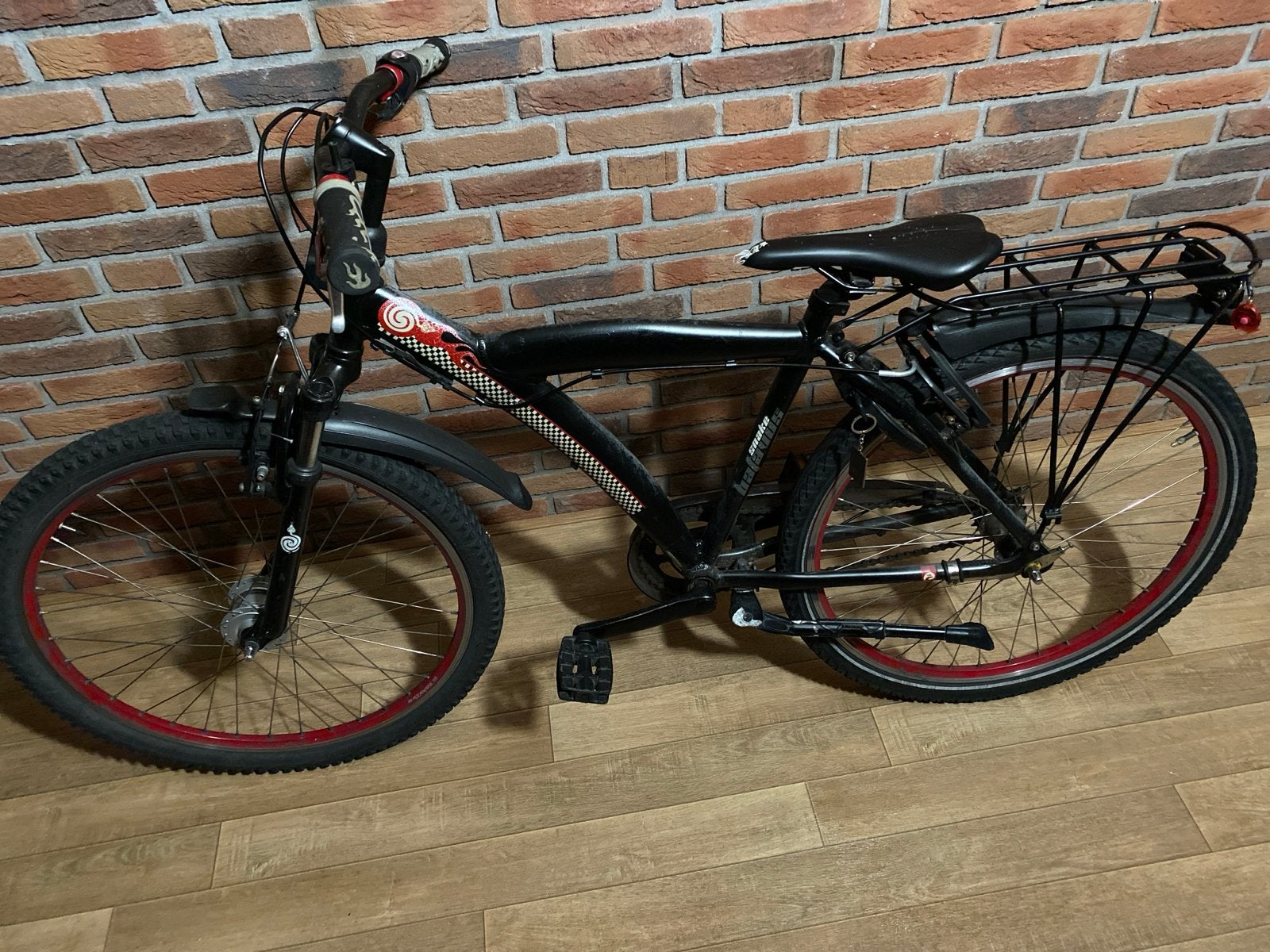 Zwarte fiets met rode velgen en bagagedrager, Ophalen, Gebruikt, Minder dan 16 inch