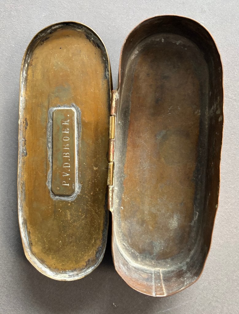 Antieke koperen tabaksdoos met naamplaat P. van den Broek, Antiek en Kunst, Ophalen of Verzenden, Koper