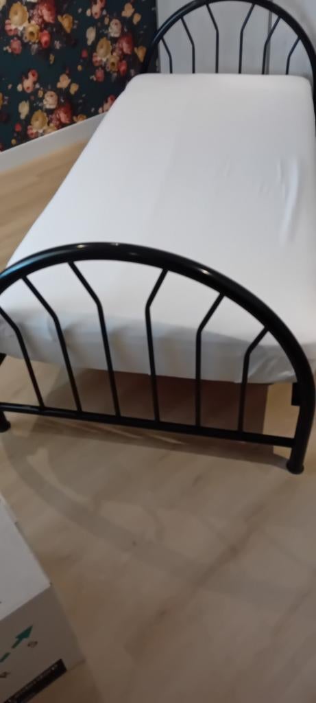 Eenpersoonsbed 200x60 cm met matras en lattenbodem, Gebruikt, Zwart, Ophalen of Verzenden, 200 cm