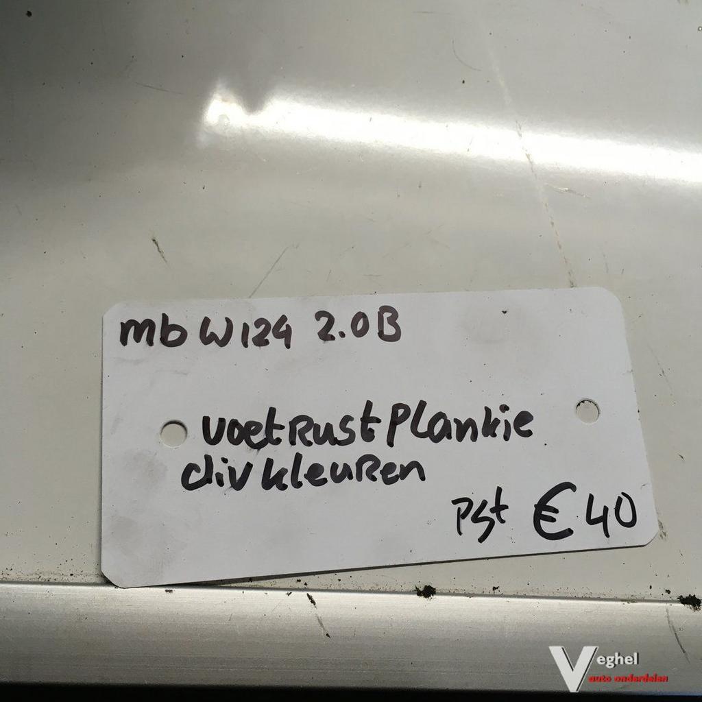 Mercedes W124  2.0 Benzine Interieurkap Linksonder thv motor