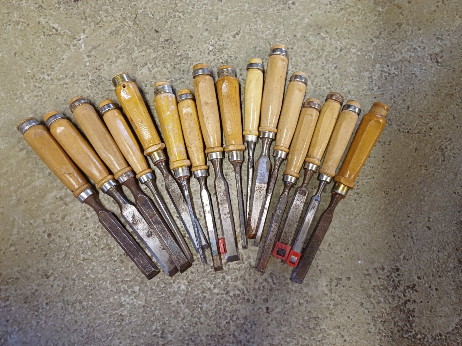 Set van 16 vintage houtbeitels met houten handvatten, Antiek en Kunst, Antiek | Gereedschap en Instrumenten, Ophalen of Verzenden