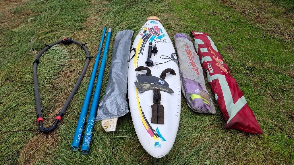 Surfplank F2 Bullit Race compleet., Watersport en Boten, Windsurfen, Gebruikt, Plank, F2, 250 tot 300 cm, Met vin(nen), Deelbare mast