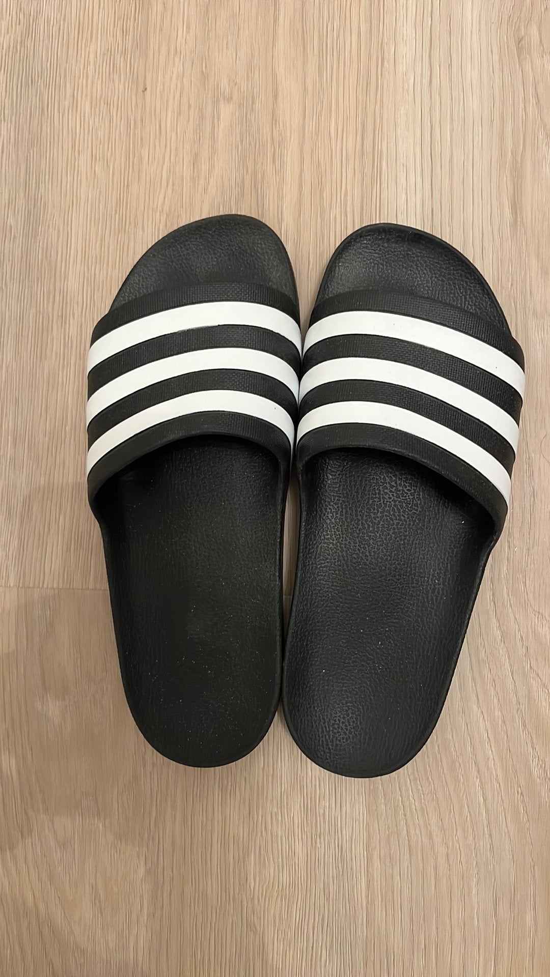 Adidas slippers, Kleding | Heren, Schoenen, Ophalen of Verzenden, Zo goed als nieuw, Zwart