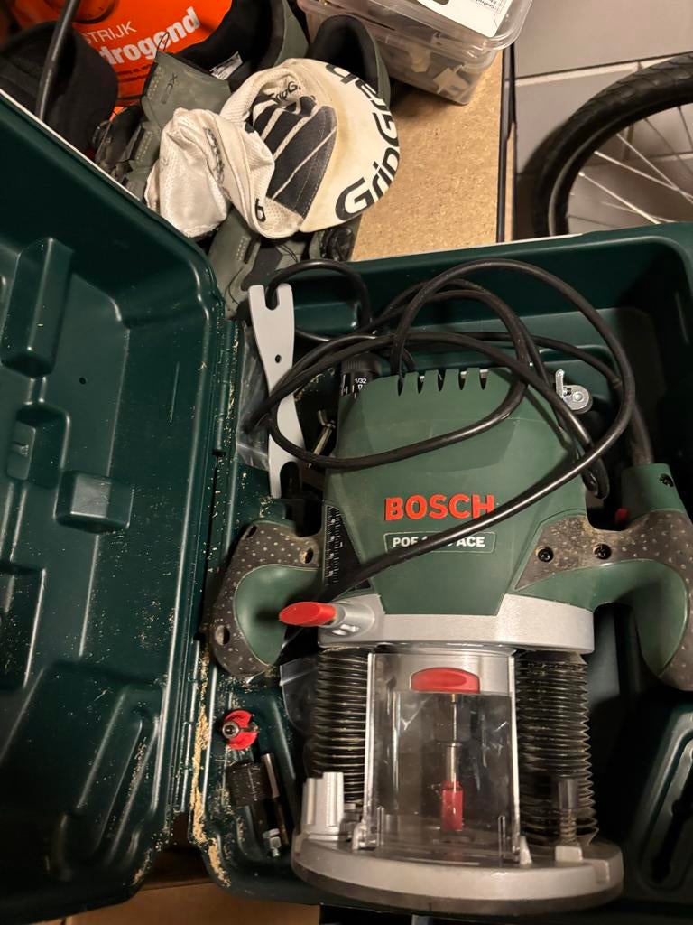 Bosch bovenfrees paar keer gebruikt, Ophalen, Zo goed als nieuw, Elektrisch, Bovenfrees