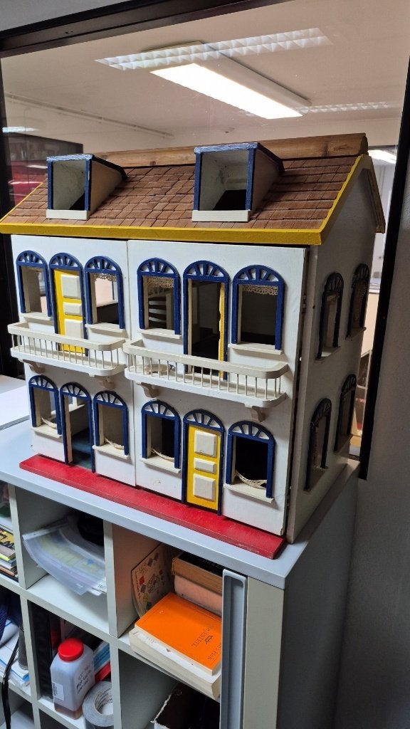 Groot vintage houten poppenhuis dubbel herenhuis met balkons, Kinderen en Baby's, Speelgoed | Poppenhuizen, Ophalen of Verzenden