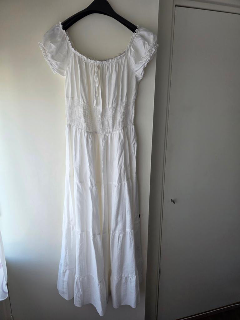 Witte maxi jurk met off-shoulder en smock detail, Kleding | Dames, Jurken, Wit, Maat 42/44 (L), Ophalen of Verzenden, Onder de knie