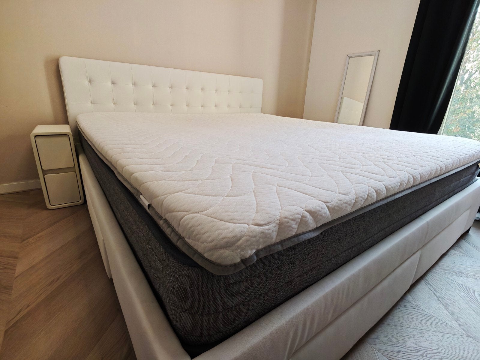 Foto 7 van Bed met matras, topper en nachtkastjes 180x200cm