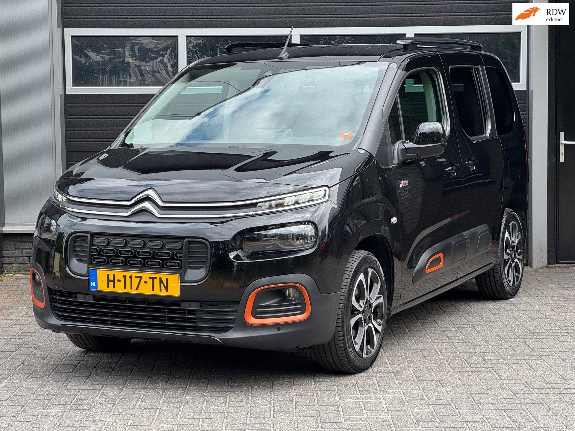 Citroen Berlingo 1.2 PureTech Shine Automaat, Navi, 360 Came, Auto's, Gebruikt, Euro 6, 1199 cc, Zwart