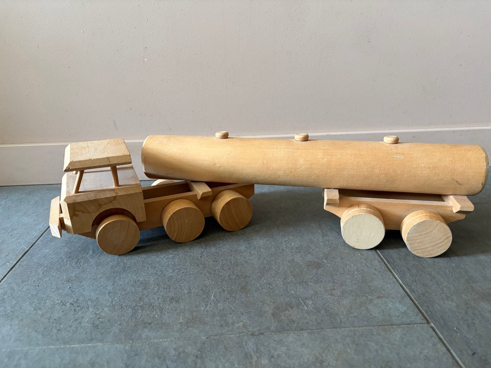Houten vrachtwagen met aanhanger - boomstammen, Ophalen, Zo goed als nieuw, Duw- of Trekspeelgoed