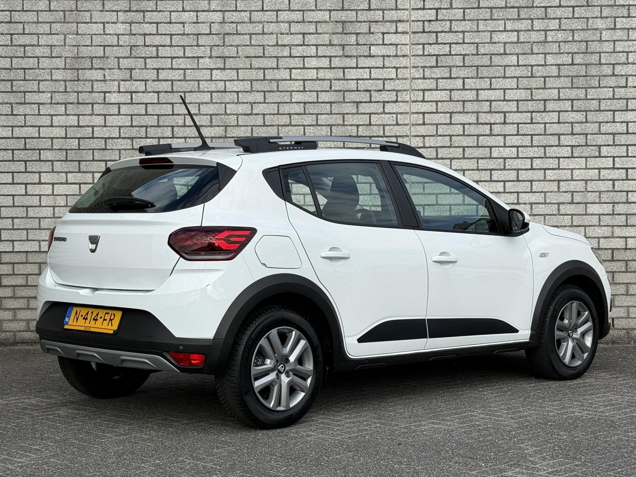 Dacia Sandero Stepway 1.0 TCe 100 Bi-Fuel Comfort | Climate, Auto's, Met garantie (alle), 610 kg, Wit, Origineel Nederlands