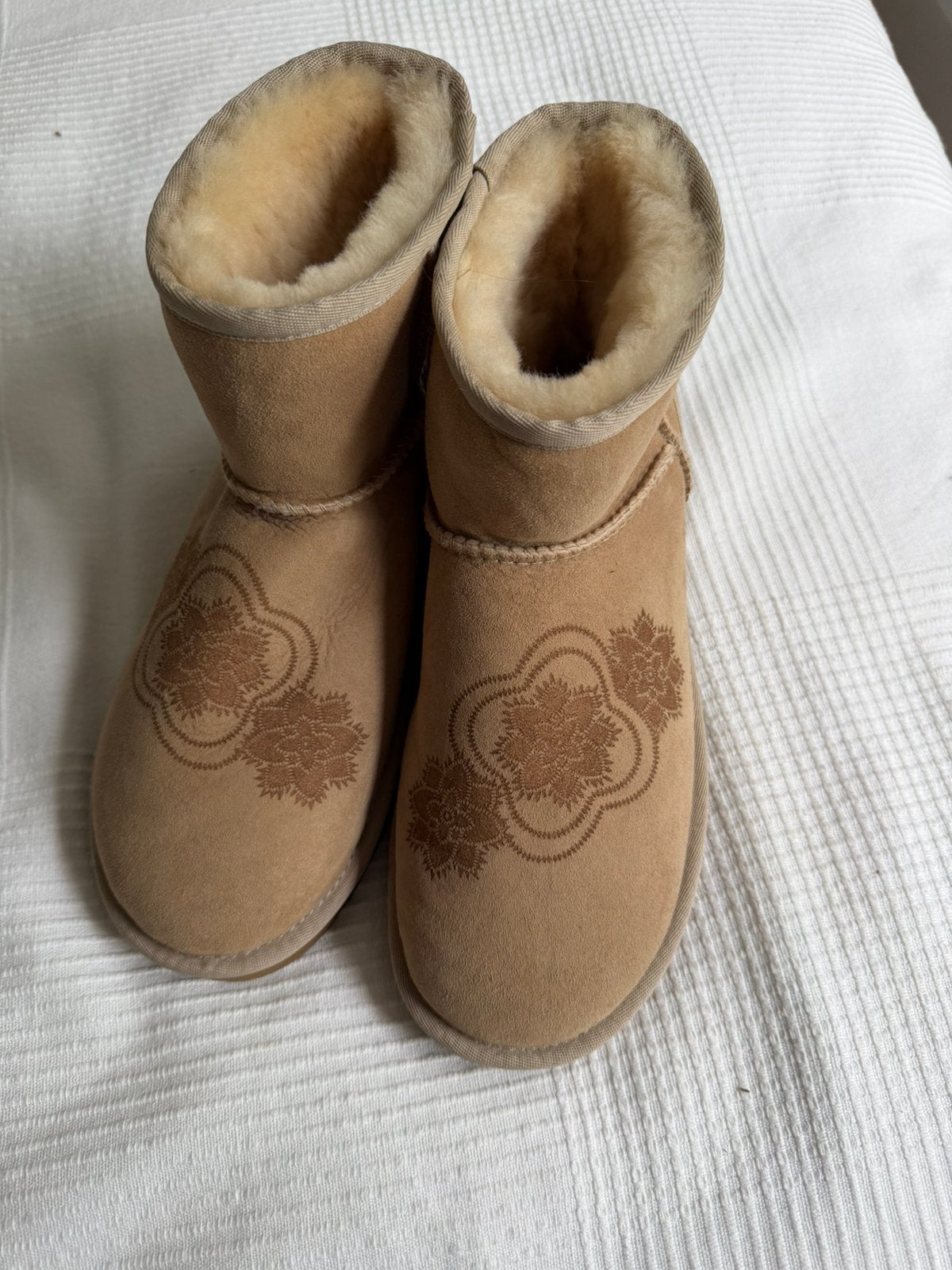 UGG Classic Mini Floral — zand, maat 39, nooit gedragen, Beige, Snowboots, Nieuw, Ophalen of Verzenden
