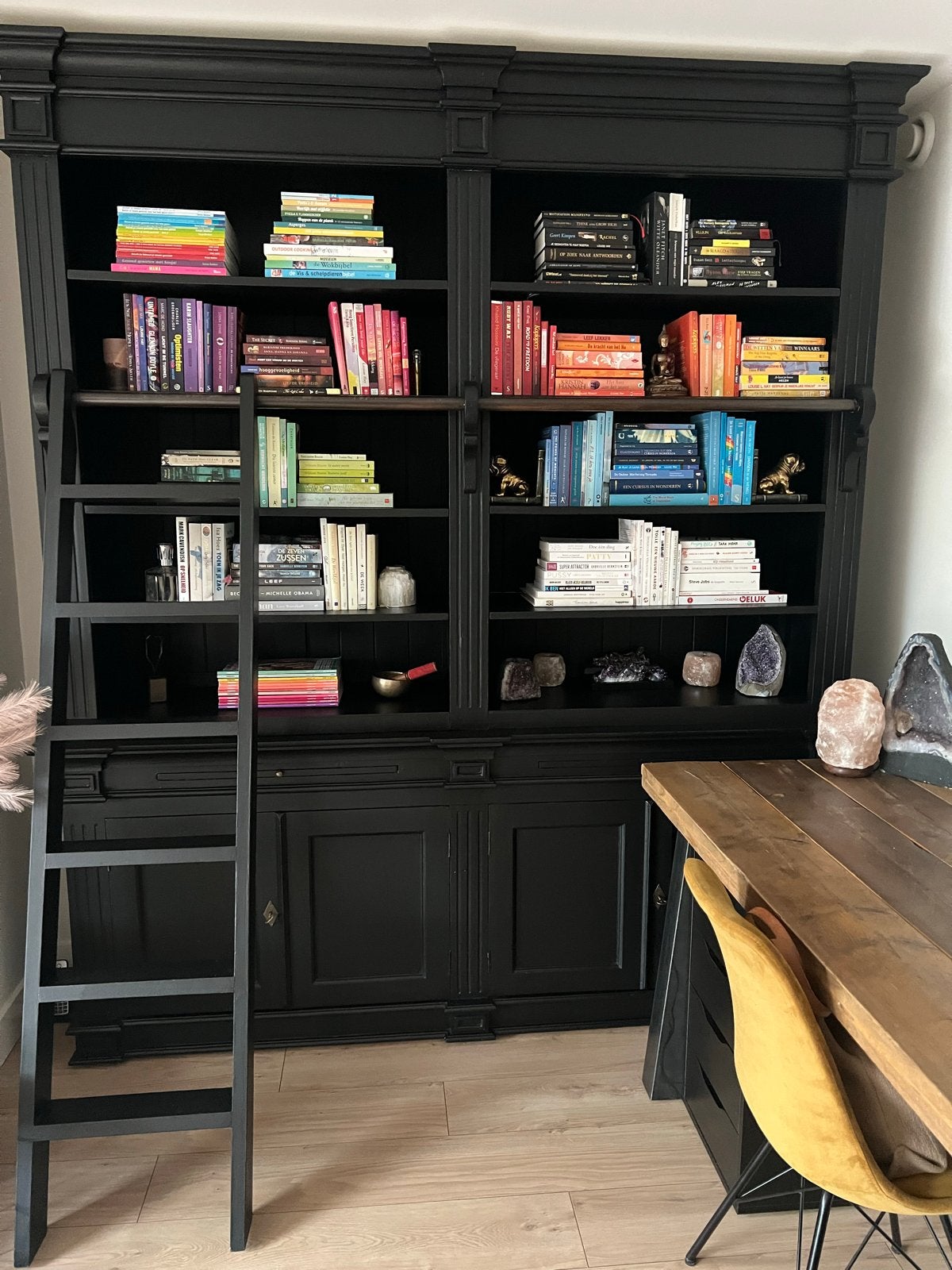 Zwarte massieve boekenkast met losse trap, Huis en Inrichting, Ophalen, Gebruikt, 200 cm of meer, 150 tot 200 cm