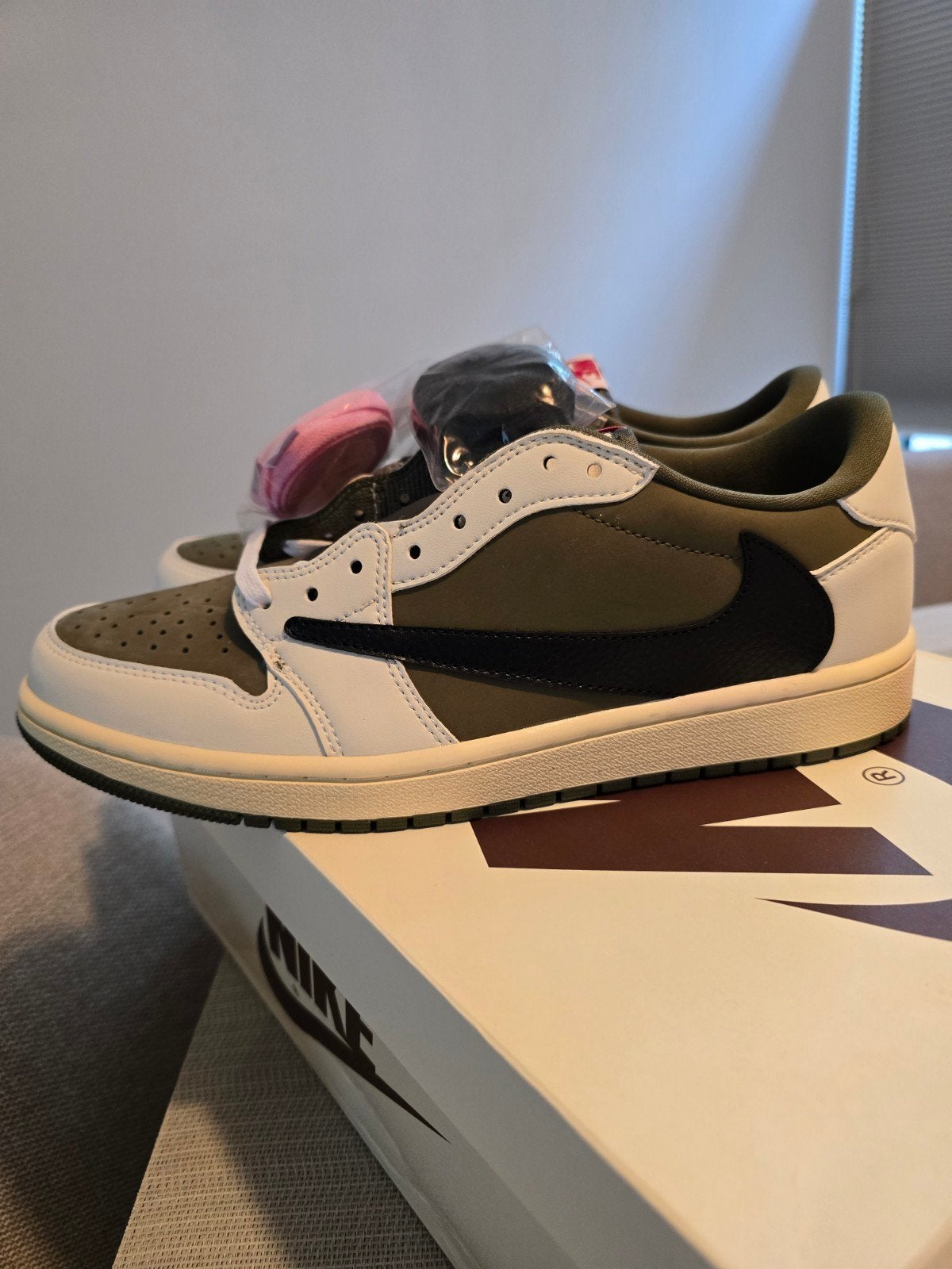 Nike Air Jordan 1 Low Travis Scot Olive maat 44, Kleding | Heren, Overige kleuren, Nike, Nieuw, Ophalen of Verzenden
