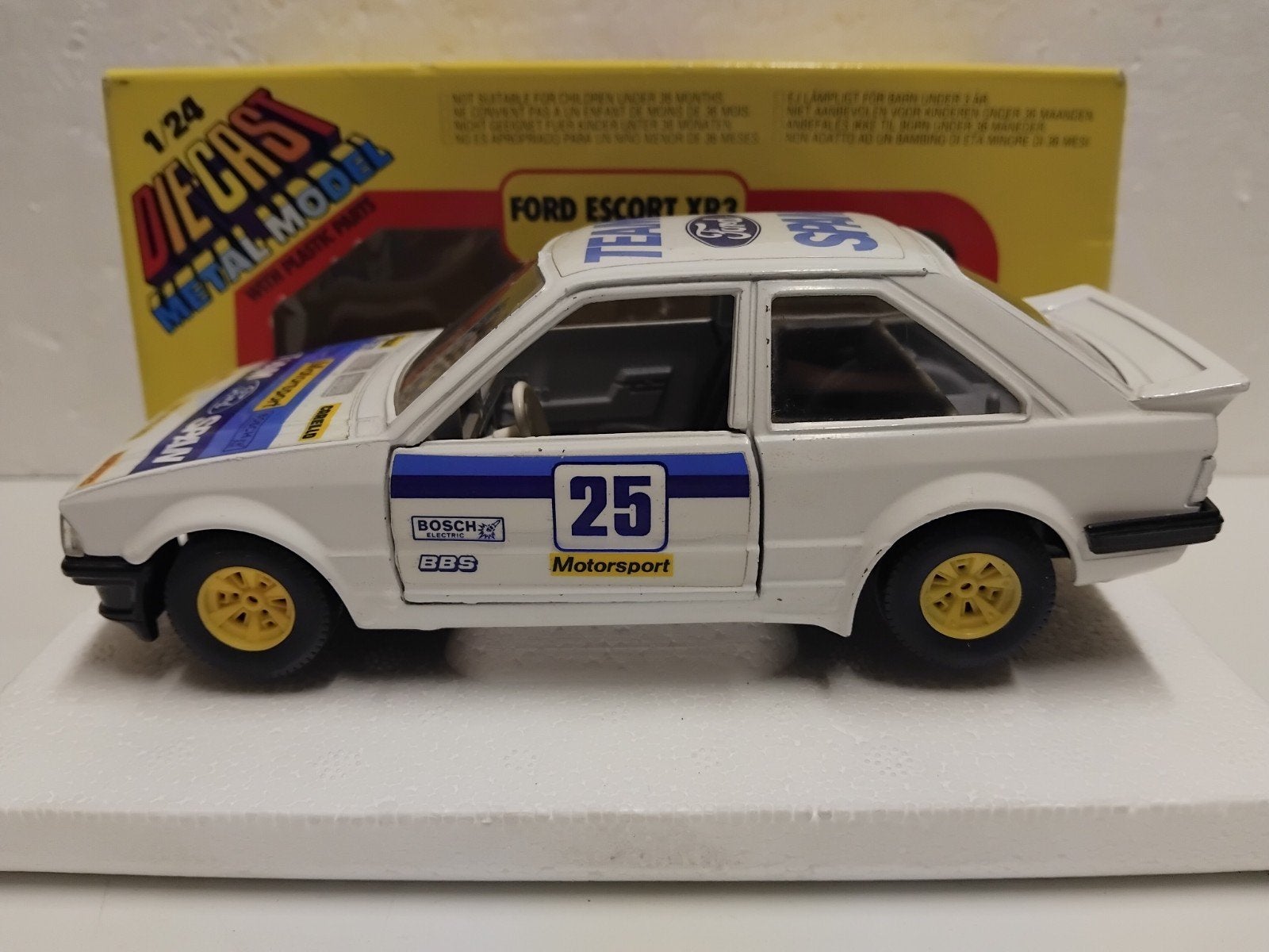 Bburago 1:24 Ford Escort XR3i Ford Motorsport boxed, Ophalen of Verzenden, Zo goed als nieuw, Auto, Bburago