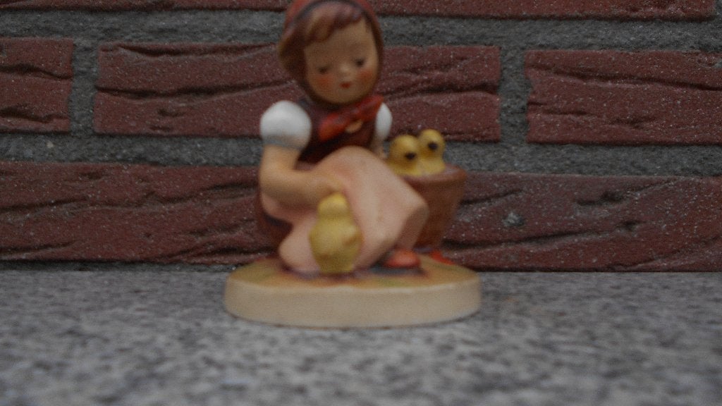 Hummel Goebels beeldje meisje met vogel nestje kuikens, Ophalen of Verzenden, Zo goed als nieuw, Hummel
