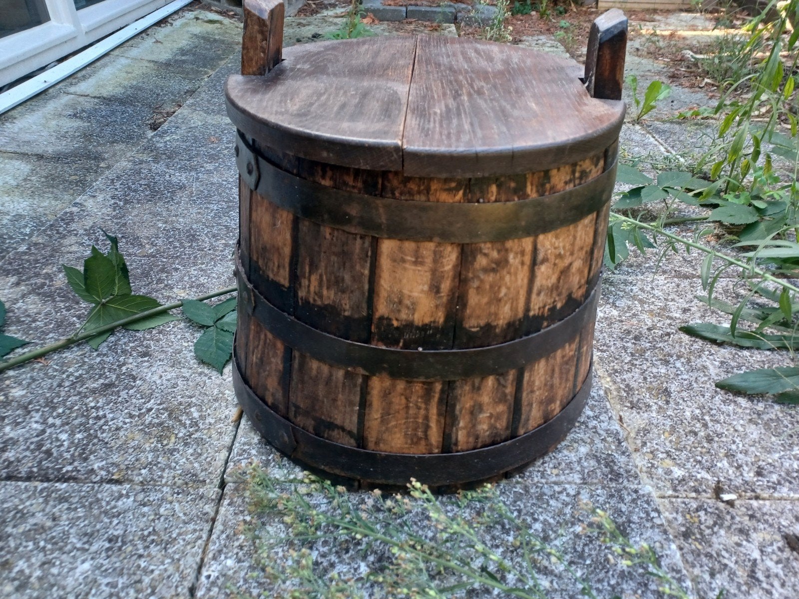 Oude karn-ton met deksel, Ophalen, Bruin, Hout