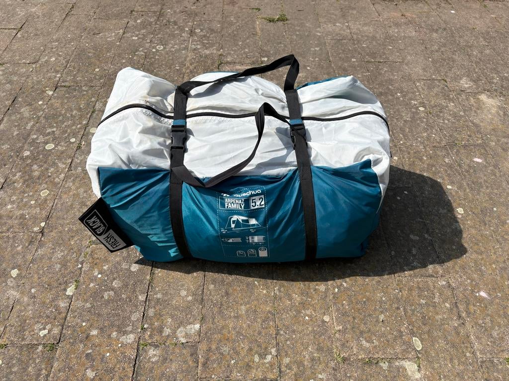 Quechua Arpenaz 5.2 Fresh & Black familietent, Caravans en Kamperen, Tenten, Ophalen, Zo goed als nieuw, Tot en met 5