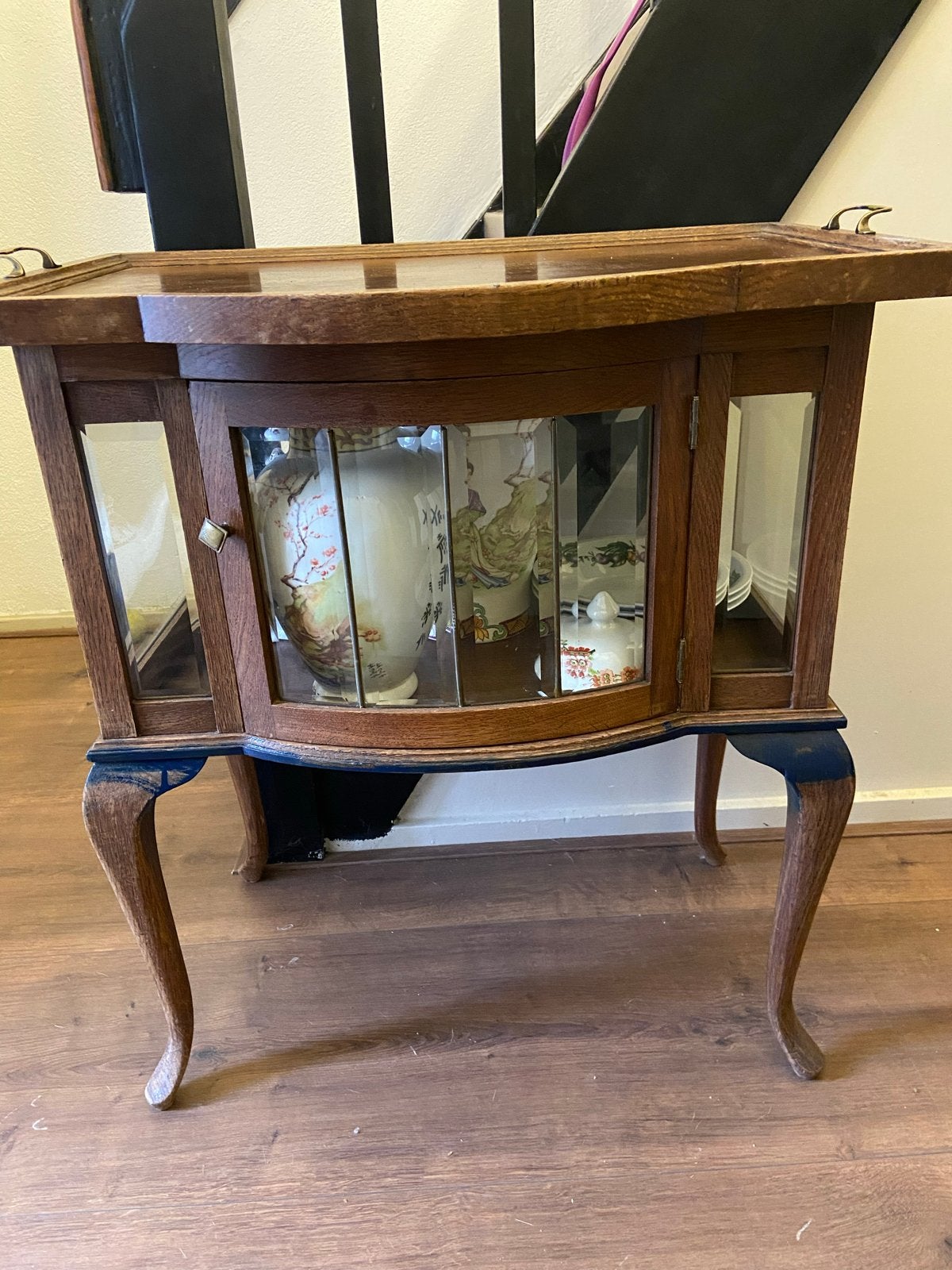 Antieke theewagen/vitrinekastje met gebogen glas, Ophalen