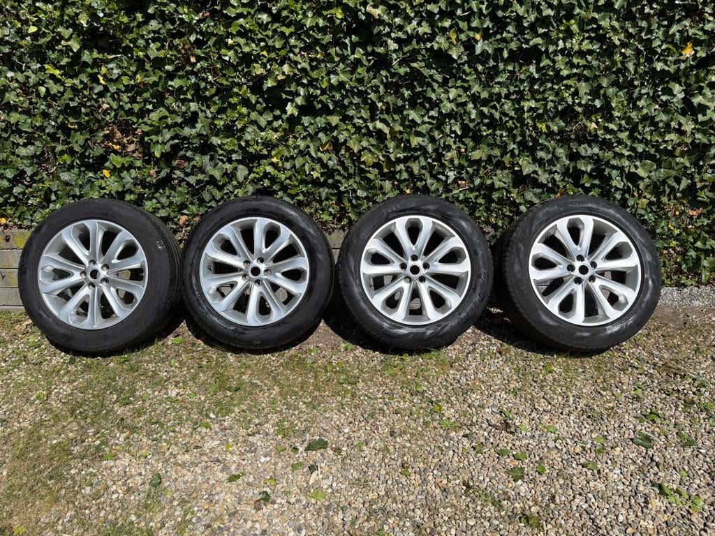 Range Rover Velgen Pirelli banden 255 55 R20, Auto-onderdelen, Banden en Velgen, Ophalen, 255 mm, All Season, Band(en)