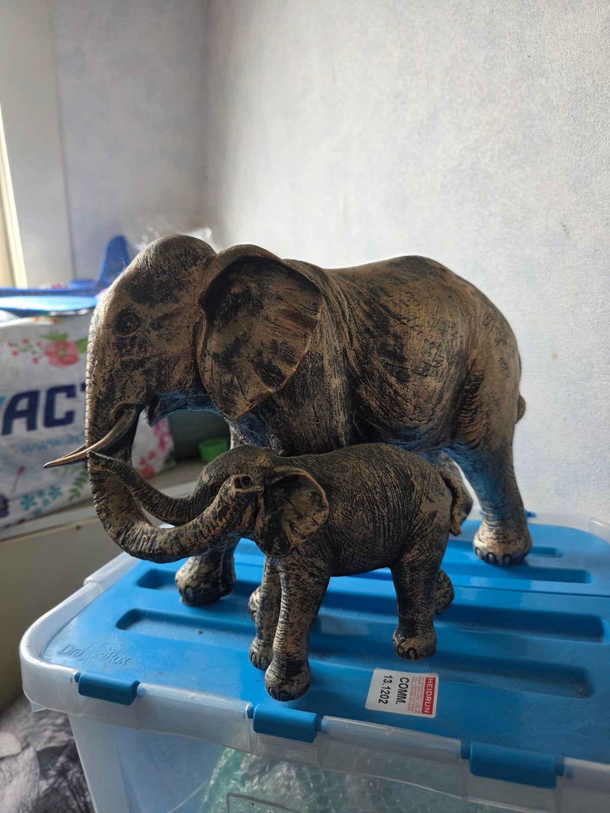 een moeder olifant met haar kalf, Ophalen, Zo goed als nieuw, Dier